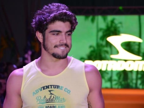 Caio Castro não gosta de teatro e nem de ler livros, OMG!