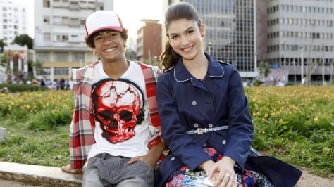 Osatores Gabriel Santana(Mosca) e Giovanna Grigio (Mili) no clipe "Me Passam Coisas" (Lourival Ribeiro/SBT)