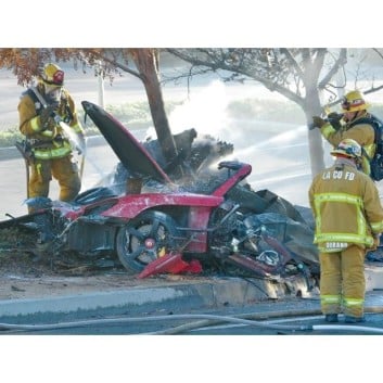 Carro ficou completamente destruído