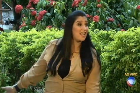 Fabíola vira alvo de brincadeiras ao ser pega cantando em programa ao vivo 