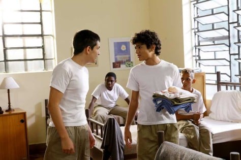 Mosca (Gabriel Santana) e Juca (Matheus Chequer) no reformatório