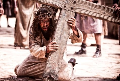 Jesus é crucificado!