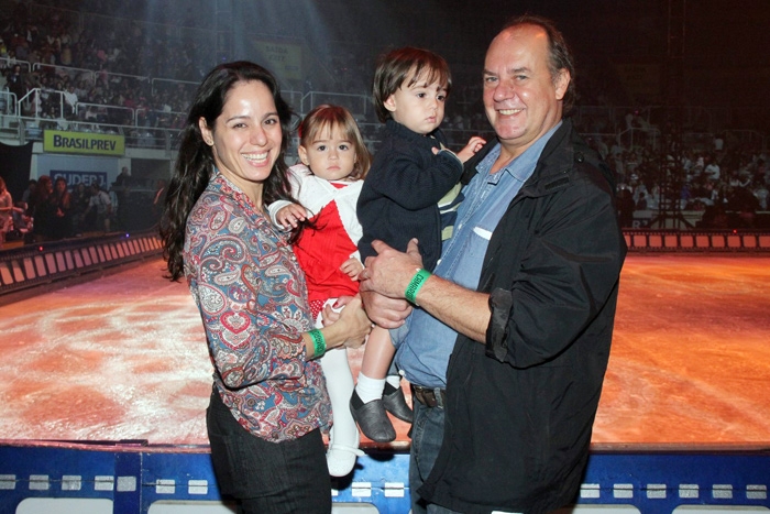 Claudia Mauro, Paulo César Grande e os gêmeos Carolina e Pedro (Foto: Divulgação)