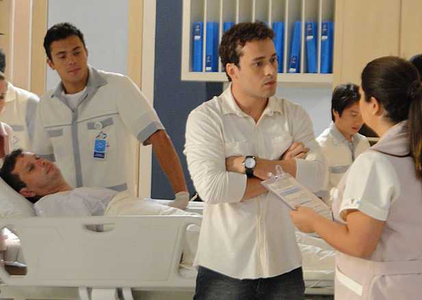 Daniel tira satisfações com Perséfone (Foto: TV Globo)