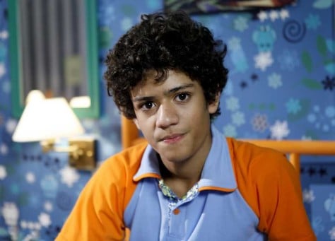 Em capítulo de "Chiquititas", Mosca (Gabriel Santana) é mandado para o reformatório e conhece Juca (Matheus Chequer). 