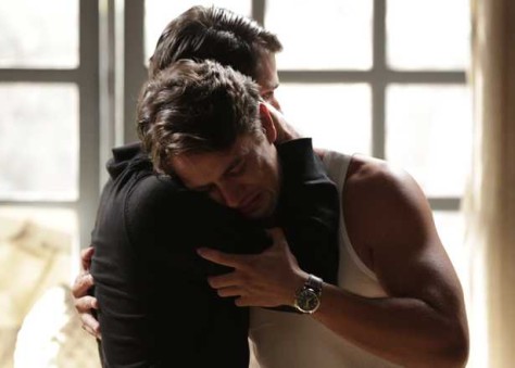 Franz consola o irmão, que fica muito triste com a morte da amada (Foto: TV Globo)