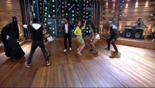 Zeca Camargo rebola com a atriz Paolla Oliveira e o grupo É o Tchan no Vídeo Show, da Globo