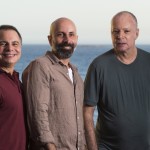 Os autores de novela Ricardo Linhares (de camisa pólo cor de vinho), João Ximenes Braga (de barba e camisa bege) e Gilberto Braga (de blusa verde)