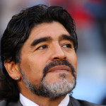 Pode isso? Maradona é cotado para ser comentarista de canal brasileiro durante a Copa