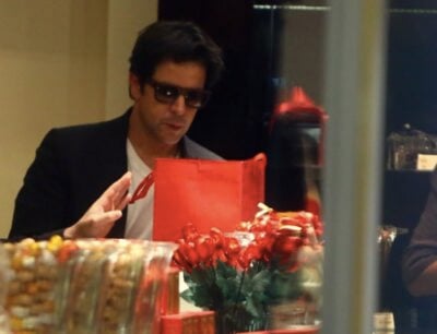 Ator é visto em loja de chocolates sem a namorada