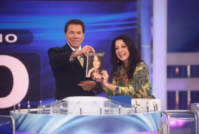 “Programa Silvio Santos”, Ana Paula Padrão divulga livro e brinca no “Jogo das 3 Pistas”