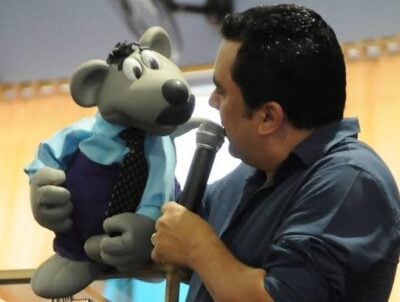Eduardo Mascarenhas manipula o boneco Xaropinho durante culto