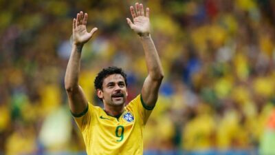 Fred e seu bigode em campo no jogo da seleção