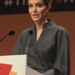 Angelina Jolie e Daniel Day-Lewis são condecorados pela rainha Elizabeth 2ª