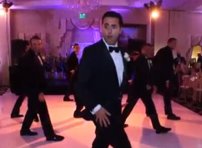 Sean Rajaee caprichou na coreografia ao lado dos padrinhos e surpreendeu a noiva!