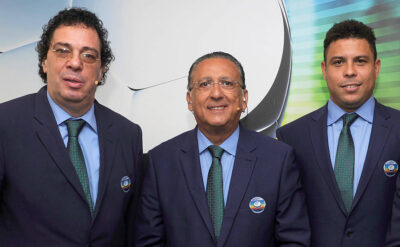 Ronaldo ao lado dos comentaristas e da Globo