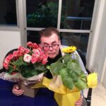 Walcyr recebe flores de amigos preocupados