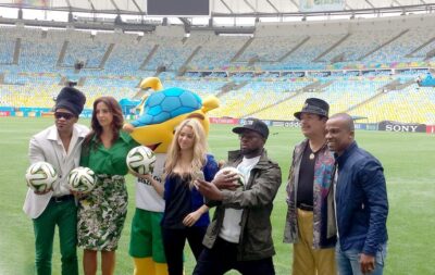 Shakira se declara ao lado de Ivete Sangalo na coletiva de imprensa da final da Copa