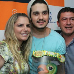 O homem que dá vida ao Louro José, do “Mais Você”, aparece em show de sertanejo com a esposa