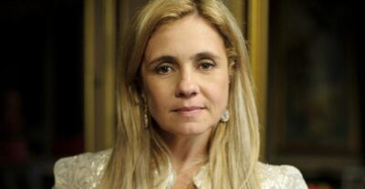 Adriana Esteves como Carminha em 