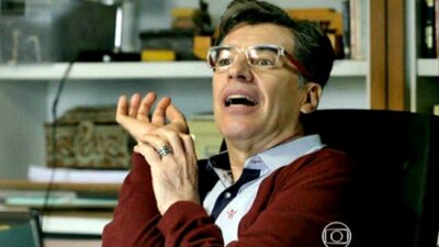 Jornalista vai ajudar Cora a ter noite de amor com o comendador (Foto divulgação)