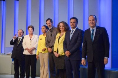 Candidatos posam para foto no debate da Globo