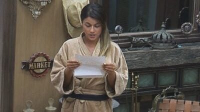 Babi lê carta de Débora Lyra (Foto: Reprodução)