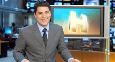 O jornalista apresenta o 