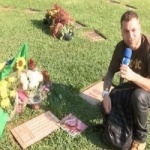 "Encrenca" levou revista ao túmulo de Senna (Foto: Reprodução/RedeTV)