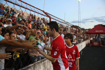 Falcão e o filho Enzo atendem ao público em Batatais, durante evento beneficiente (Foto: André Paterlini)