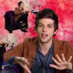 Chay Suede em seu programa na MTV (Foto: Reprodução)