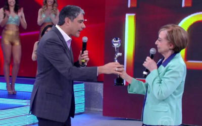 Willian Bonner recebendo o troféu Mario Lago das mãos da atriz Fernanda Montenegro