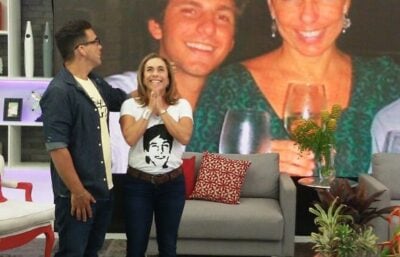 Cissa sorri ao ver foto com o filho (Foto: Ivo Modoglio)