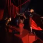 Madonna levou um tombo e tanto durante apresentação (Foto reprodução) 