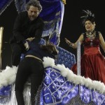 Cora fica pendurada no carro alegórico que leva Zé e Marta
(Foto: Artur Meninea/Gshow)