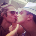 Atores de “Malhação”, Rafael Vitti e Cadu Libonati dão selinho em Carnaval