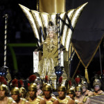 Durante premiação, Madonna sofre acidente ao cantar ‘‘Living For Love’’
