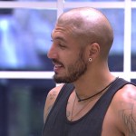“BBB15” – Fernando tenta manipular Amanda: “A gente não pode deixar eles combinarem voto”