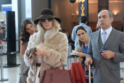Soraya (Letícia Spiller) em meio às pessoas, com nojo, reclama com Júnior (Frank Menezes). Mari (Bruna Marquezine) e Danda (tatá Werneck) chegam afobadas ao check-in
(Foto: Globo/Zé Paulo Cardeal)