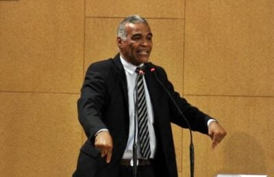Deputado Isidório durante discurso
(Foto: Rayana Azevêdo)