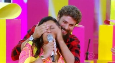 Cauã Reymond surpreende Regina Casé no palco do 