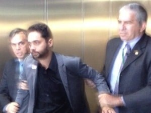 Pedro Vilela é detido ao protestar contra a Rede Globo (Foto: UOL)