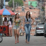 Mari (Bruna Marquezine) conversa com Danda (Tatá Werneck) pelas ruas de Paraisópolis
(Foto: Globo/Zé Paulo Cardeal)