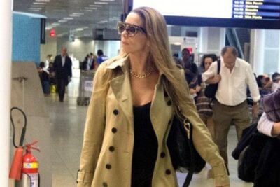Danielle Winits passou na frente de Hebert Vianna na fila do aeroporto (AgNews)