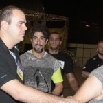 Site flagra Mion escoltado por seguranças 