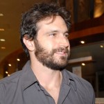 Pessoas buscam atendimento médico em set de série brasileira