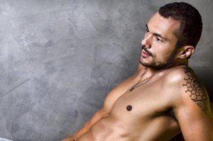 Ex-ator da Globo tira a roupa e mostra tudo em novela no exterior