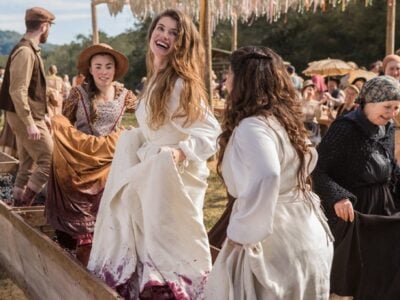 Alinne Moraes pisa nas uvas em sua volta às novelas (Foto: Fábio Rocha/Gshow)