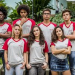 Alunos do colégio Dom Fernão. Na fileira das meninas, da esquerda para a direita: Jéssica (Laryssa Ayres), Júlia (Livian Aragão) e Fernanda (Amanda de Godoi). Na fileira dos meninos, da esquerda para a direita: Pedro (Enzo Romani), Filipe (Francisco Vitti), Arthur (Gabriel Kauffman)
