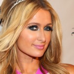 Em pânico, Paris Hilton processa programa de TV por causa de pegadinha com queda de avião falsa